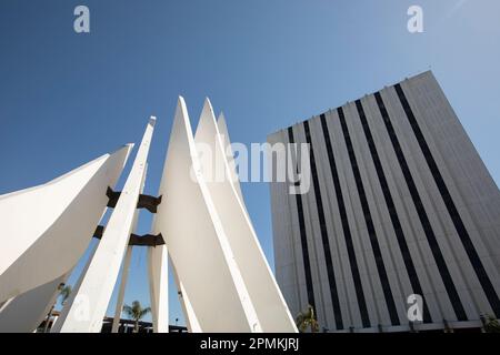 Compton, California, USA - 25 marzo 2023: La luce del sole splende sul Dr. Martin Luther King Memorial al Compton Civic Center. Foto Stock