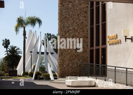 Compton, California, USA - 25 marzo 2023: La luce del sole splende sul Dr. Martin Luther King Memorial al Compton Civic Center. Foto Stock