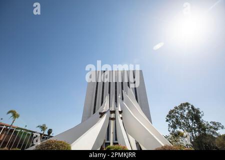 Compton, California, USA - 25 marzo 2023: La luce del sole splende sul Dr. Martin Luther King Memorial al Compton Civic Center. Foto Stock
