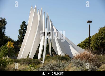 Compton, California, USA - 25 marzo 2023: La luce del sole splende sul Dr. Martin Luther King Memorial al Compton Civic Center. Foto Stock