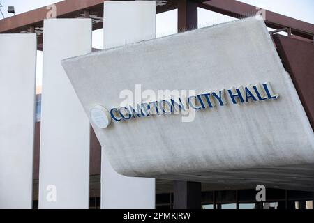 Compton, California, USA - 25 marzo 2023: La luce del sole illumina il Compton Civic Center. Foto Stock