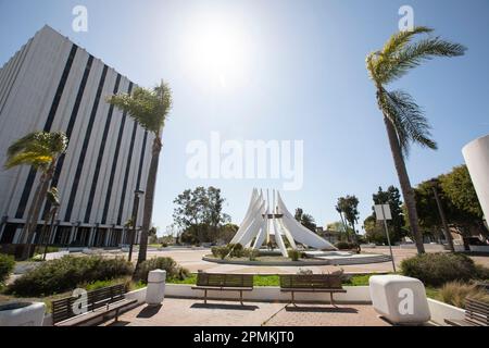 Compton, California, USA - 25 marzo 2023: La luce del sole splende sul Dr. Martin Luther King Memorial al Compton Civic Center. Foto Stock