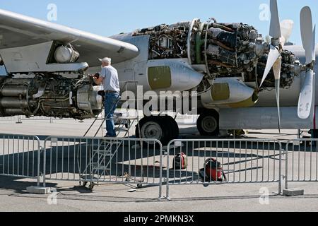 Un meccanico ricostruisce un velivolo militare d'epoca azionato da elica presso il Museo della base dell'aeronautica di dover (Delaware). Foto Stock