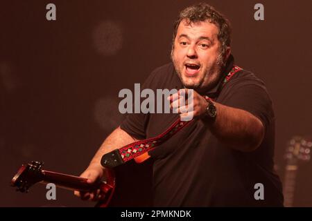 Curitiba, Brasile. 13th Apr, 2023. Fabio Elias, cantante e chitarrista della band Relespublica, durante una presentazione al Teatro Regina Vogue di Curitiba, questo giovedì (13). La presentazione sarà parte del DVD commemorativo di 30 anni della band Relespublica./Sipa USA Credit: Sipa USA/Alamy Live News Foto Stock