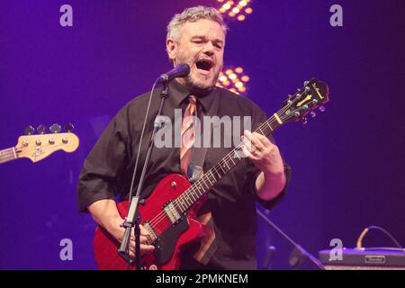 Curitiba, Brasile. 13th Apr, 2023. Frank Jorge, musicista ospite in una presentazione della band Relespublica, al Teatro Regina Vogue di Curitiba, questo giovedì (13). La presentazione sarà parte del DVD commemorativo di 30 anni della band Relespublica./Sipa USA Credit: Sipa USA/Alamy Live News Foto Stock