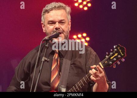 Curitiba, Brasile. 13th Apr, 2023. Frank Jorge, musicista ospite in una presentazione della band Relespublica, al Teatro Regina Vogue di Curitiba, questo giovedì (13). La presentazione sarà parte del DVD commemorativo di 30 anni della band Relespublica./Sipa USA Credit: Sipa USA/Alamy Live News Foto Stock