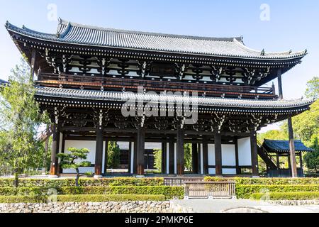 Kyoto Giappone, 2023 aprile, tempio di Great Zen, tempio buddista Tofuku-Ji e porta San-mon dalle 1425, stagione primaverile di Kyoto, Giappone, Asia Foto Stock