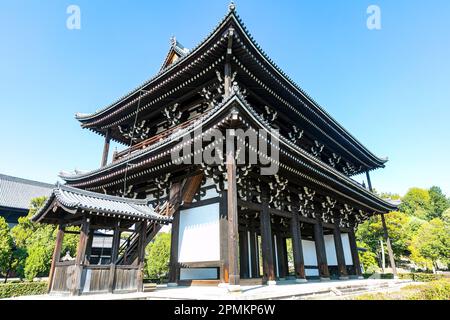 Kyoto 2023 aprile, Tofuku-Ji struttura del tempio buddista nella città di Kyoto contro un cielo blu, Giappone, Asia Foto Stock