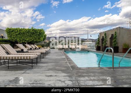 Sai di essere a Hollywood proprio da quello che vedi: L'insegna di Hollywood sulle colline, l'edificio simbolo della Capitol Records e la piscina che Foto Stock