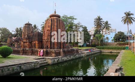Vista del tempio di Mukteshwar e del laghetto del campus, Bhubaneshwar, Odisha, India. Foto Stock