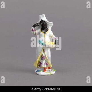 Blackamoor Figura di un venditore di frutta Figura; fabbricato da Meissen Porcellane Manufactory (Germania); dopo Johann Joachim Kändler (tedesco, 1706–1775); Germania; pasta dura porcellana, smalto vetroso, oro Foto Stock