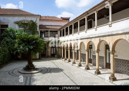 Coimbra, Portogallo. 31st Mar, 2023. Il cortile dell'edificio Casa dos Melos, Facoltà di giurisprudenza dell'Università di Coimbra. Credit: Viola Lopes/dpa/Alamy Live News Foto Stock