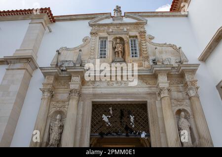 Coimbra, Portogallo. 31st Mar, 2023. Sopra l'ingresso della piazza centrale dell'Università di Coimbra si appendono stretti di tessuto bianco e nero annodati. Credit: Viola Lopes/dpa/Alamy Live News Foto Stock