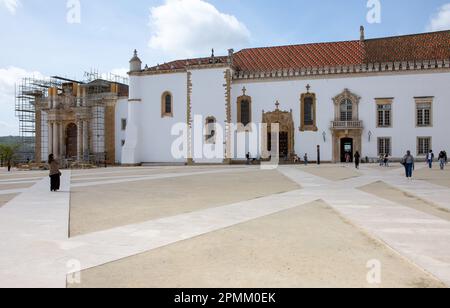 Coimbra, Portogallo. 31st Mar, 2023. Il cortile centrale dell'Università di Coimbra e la Biblioteca Joanina (l). Credit: Viola Lopes/dpa/Alamy Live News Foto Stock