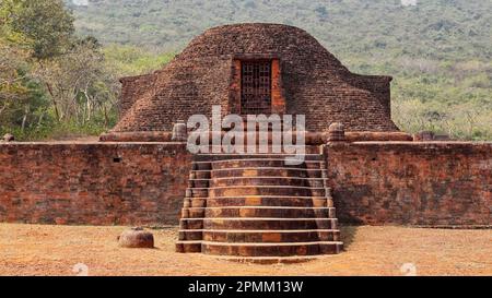 Vista da vicino di Maha Stupa, monastero buddista di Udaygiri, Jaipur, Odisha, India. Foto Stock