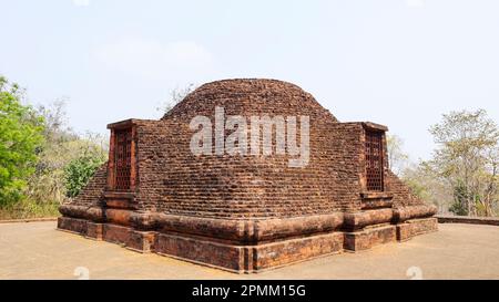 Vista di Maha Stupa, monastero buddista di Udaygiri, Jaipur, Odisha, India. Foto Stock