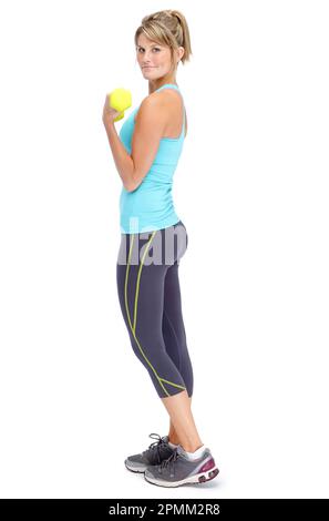 Shes in grande forma. Attraente giovane donna in sportswear sollevamento manubri mentre isolato su bianco. Foto Stock