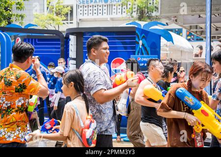 Siam Square, Bangkok, Thailandia - Apr 13, 2023 breve azione di persone si unisce alle celebrazioni del Capodanno tailandese o Songkran in Siam Square Bangkok, Thail Foto Stock