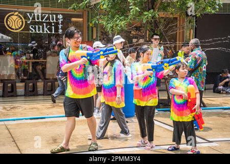 Siam Square, Bangkok, Thailandia - Apr 13, 2023 breve azione di persone si unisce alle celebrazioni del Capodanno tailandese o Songkran in Siam Square Bangkok, Thail Foto Stock