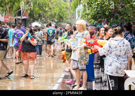 Siam Square, Bangkok, Thailandia - Apr 13, 2023 breve azione di persone si unisce alle celebrazioni del Capodanno tailandese o Songkran in Siam Square Bangkok, Thail Foto Stock