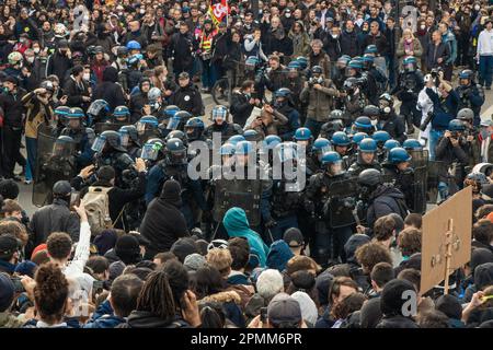 I manifestanti francesi hanno inondato le strade per il 12th° giorno in mezzo alle nuove leggi sulla pensione e sulla pensione Foto Stock