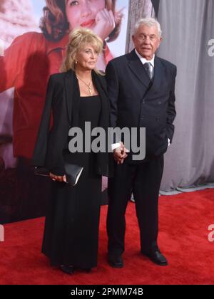 Los Angeles, California, Stati Uniti. 13th aprile 2023 l'attore Tom Berenger e la moglie Laura Moretti partecipano all'inaugurazione del TCM Classic Film Festival del 2023 al TCL Chinese Theatre il 13 aprile 2023 a Los Angeles, California, USA. Foto di Barry King/Alamy Live News Foto Stock