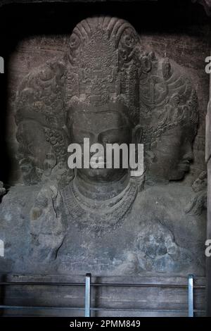 12 12 2006 Cave tempio, una scultura di Shiva Trimurti 6th ° secolo, patrimonio dell'umanità dell'UNESCO, isola di Elefanta vicino Bombay Mumbai India Foto Stock