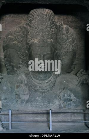 12 12 2006 Cave tempio, una scultura di Shiva Trimurti 6th ° secolo, patrimonio dell'umanità dell'UNESCO, isola di Elefanta vicino Bombay Mumbai India Foto Stock