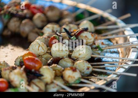 Thai meatball su bastone di legno al mercato Street food in Thailandia, cibo di strada delizioso, primo piano Foto Stock