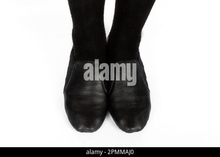 Black Jazz CORRETTO piedi posizione top down isolato su sfondo bianco primo piano di giovane ballerina femminile che mostra vari balletti classici Foto Stock