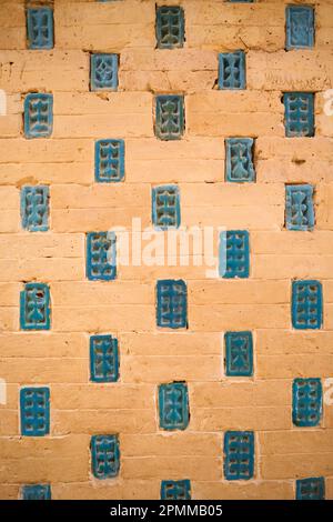 Particolare di piastrelle blu nelle pareti del Mausoleo di Mazlumkhan Sulyu. Presso la necropoli di Mizdakhan vicino a Nukus, Karakalpakstan, Uzbekistan. Foto Stock