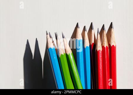 matite in diversi colori nella finestra Foto Stock