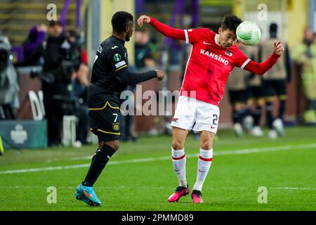 13-04-2023: Sport: Anderlecht contro AZ BRUSSEL, BELGIO - APRILE 13: Francis Amuzu (RSC Anderlecht) e Yukinari Sugawara (AZ Alkmaar) durante la partita Qu Foto Stock