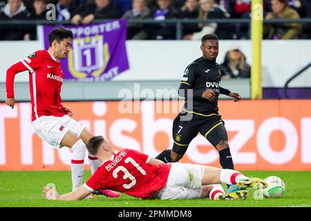 13-04-2023: Sport: Anderlecht v AZ BRUSSEL, BELGIO - APRILE 13: Sam Beukema (AZ Alkmaar) e Francis Amuzu (RSC Anderlecht) durante il quartiere delle partite Foto Stock