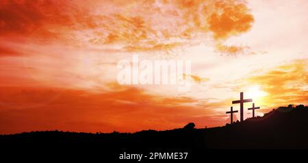 Croce di Gesù Cristo su sfondo cielo tramonto. Culto cristiano e concetto di lode. Foto Stock