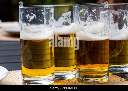 Bicchieri di birra fredda e gustosa Foto Stock