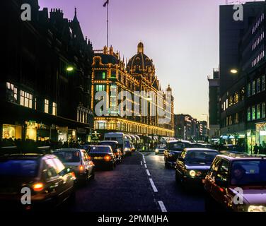 1987 TRAFFICO STORICO HARRODS GRANDI MAGAZZINI BROMPTON ROAD KNIGHTSBRIDGE LONDRA INGHILTERRA REGNO UNITO Foto Stock