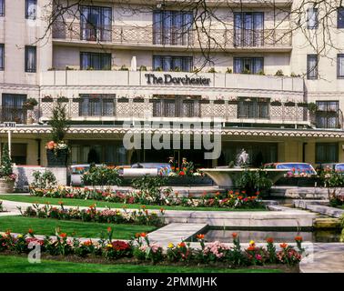 1987 STORICO INGRESSO PRIMAVERILE DORCHESTER HOTEL (©OWEN WILLIAMS & WILLIAM CURTIS GREEN 1931) PARK LANE LONDRA INGHILTERRA REGNO UNITO Foto Stock