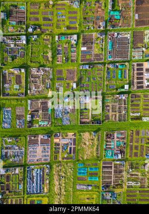 Leeds, Regno Unito. 14th aprile 2023. UK Weather: La luce del sole di primavera bagna gli allotments di Alwoodley, West Yorkshire, alla luce del sole. Una vista aerea dei modelli di letti rialzati e macchie vegetali come il tempo soleggiato fornisce una buona prospettiva per i giardinieri. Credit: Bradley Taylor / Alamy Live News Foto Stock