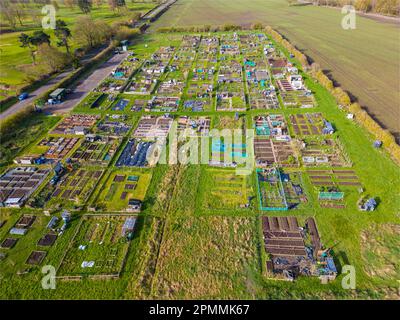 Leeds, Regno Unito. 14th aprile 2023. UK Weather: La luce del sole di primavera bagna gli allotments di Alwoodley, West Yorkshire, alla luce del sole. Una vista aerea dei modelli di letti rialzati e macchie vegetali come il tempo soleggiato fornisce una buona prospettiva per i giardinieri. Credit: Bradley Taylor / Alamy Live News Foto Stock