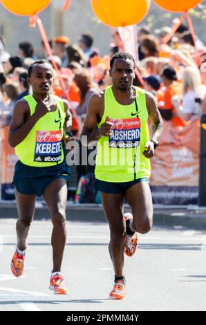 Tsegaye Kebede e Ayele Abshero gareggiano nella Maratona di Londra 2014, passando attraverso Tower Hill vicino alla Torre di Londra, Regno Unito. Atleti d'élite maschili Foto Stock