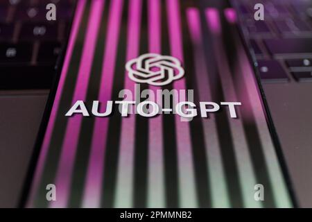 GPT automatico sullo schermo del telefono cellulare. Auto-GPT è un'applicazione open source sperimentale che illustra le funzionalità del modello di linguaggio GPT-4. Foto Stock