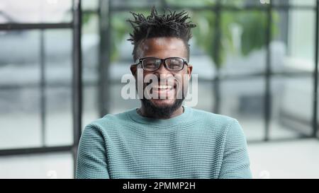 felice giovane uomo che si chiedeva thinging pensieroso guardando ragazzo Foto Stock