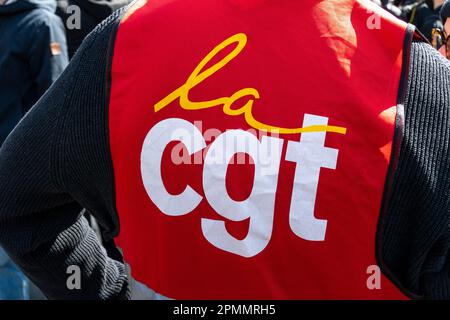 Primo piano del logo dell'organizzazione sindacale francese CGT (Confederazione Generale del lavoro) stampato su un giubbotto rosso fotografato durante una protesta Foto Stock