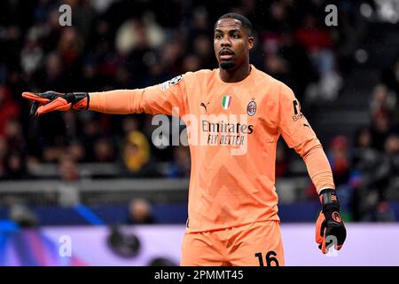 Mike Maignan di AC Milan si è fatto un gesto durante la partita di calcio della Champions League tra AC Milan e SSC Napoli allo stadio San Siro di Milano (Italia), aprile Foto Stock