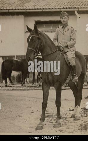 Roma, Italia maggio 1946: Una suggestiva immagine di un soldato italiano di cavalleria in uniforme, montato su un cavallo maestoso. Catturato negli anni '1940s. Foto Stock