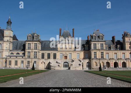 La Cour des Adieux del Palazzo Fontainebleau e la facciata principale con la scala Horseshoe dopo la sua ristrutturazione nel 2022 Foto Stock