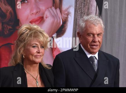 Los Angeles, California, USA 13th aprile 2023 l'attore Tom Berenger e la moglie Laura Moretti parteciperanno all'Opening Night of 2023 TCM Classic Film Festival al TCL Chinese Theatre il 13 aprile 2023 a Los Angeles, California, USA. Foto di Barry King/Alamy Live News Foto Stock