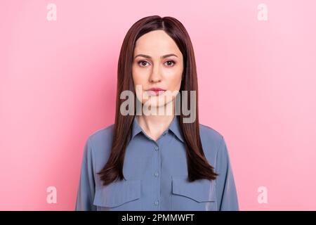 Ritratto fotografico della donna fiduciosa di affari indossare camicia blu formale abiti eleganti tecnico professionista lavoratore isolato su sfondo di colore rosa Foto Stock