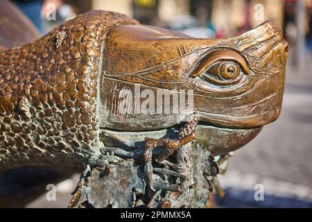 Scultura in bronzo tartaruga vicino alla porta d'aquitania. Centro di Bordeaux. Francia Foto Stock